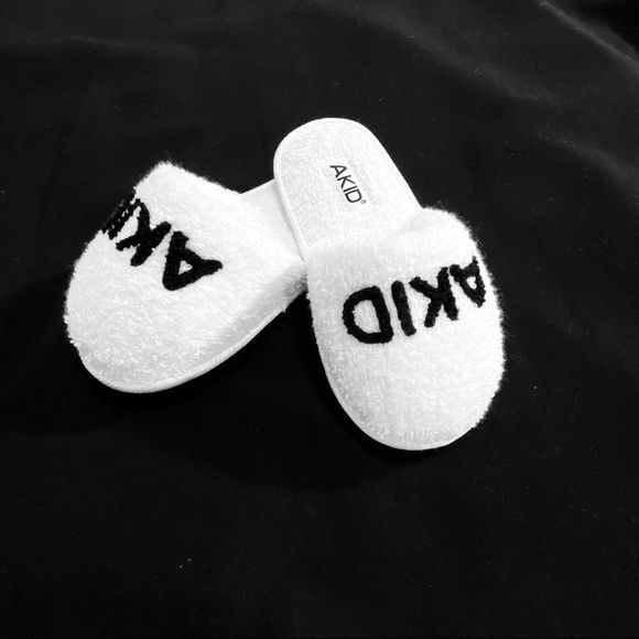 AKID  Kids Brand Vincent Terry Cloth Slippers size M/8C - Picture 1 of 5